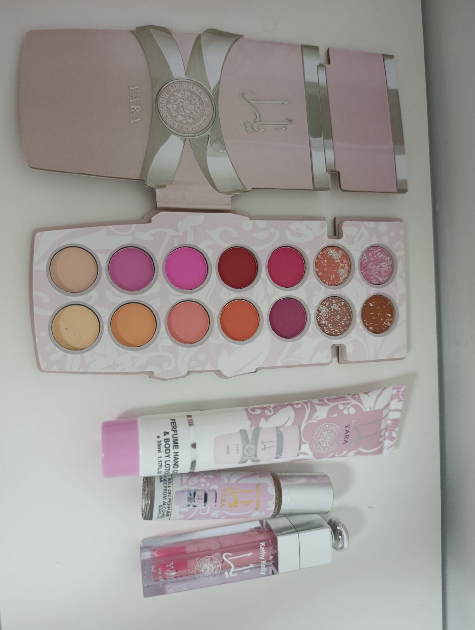 🌸 Set de Maquillaje & Perfume YARA/CANDY – Edición Especial 💖✨ - Imagen 4